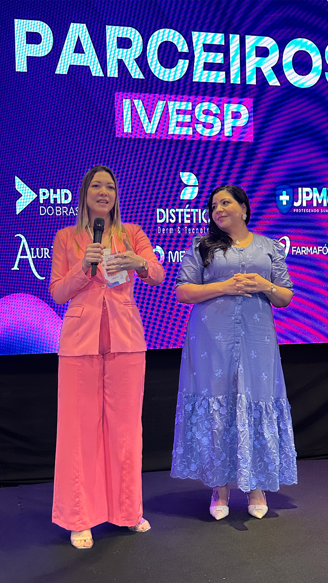 Apresentação de parceiros no palco do evento